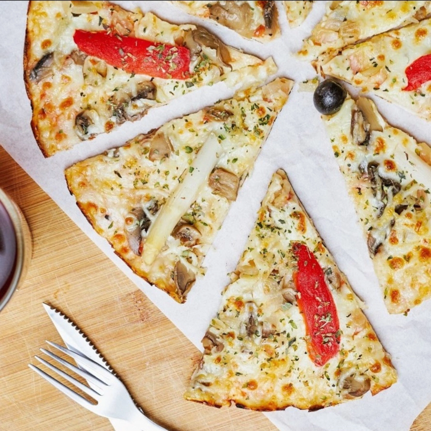 Pizza con ingredientes variados