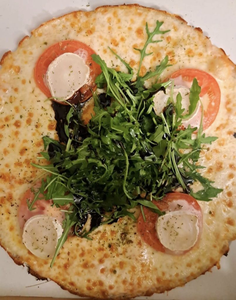 Pizza con ensalada fresca