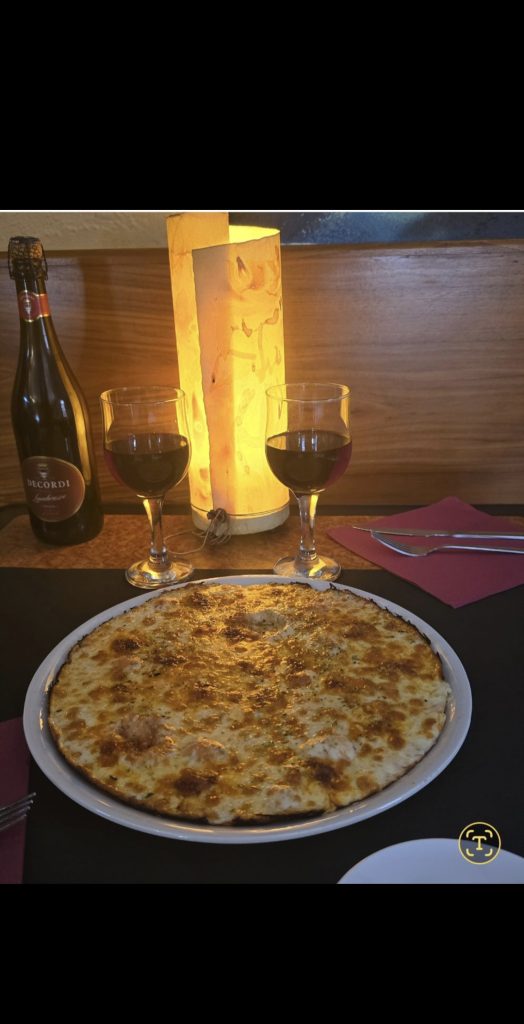 Pizza con vino tinto
