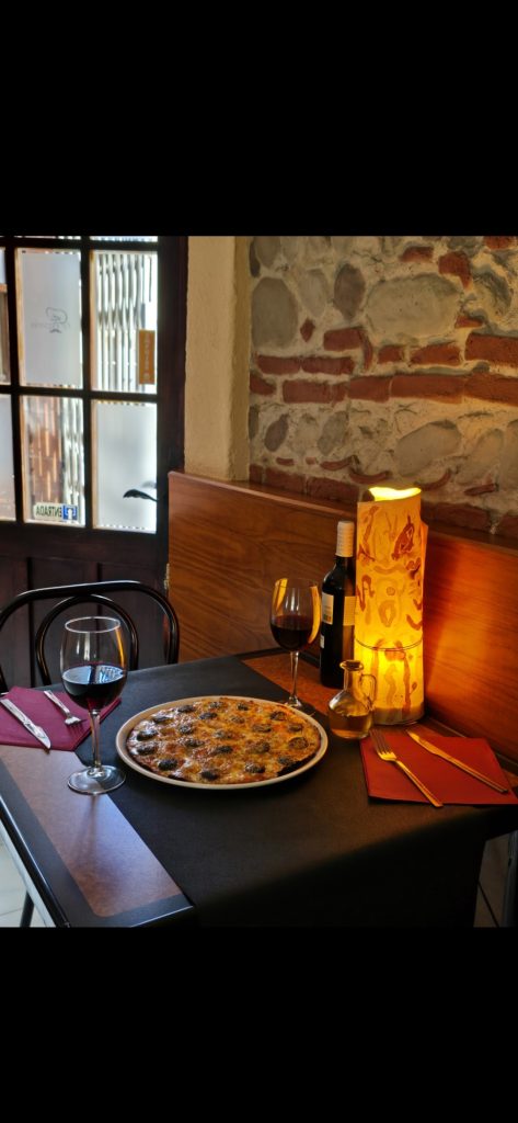 Mesa de restaurante con pizza