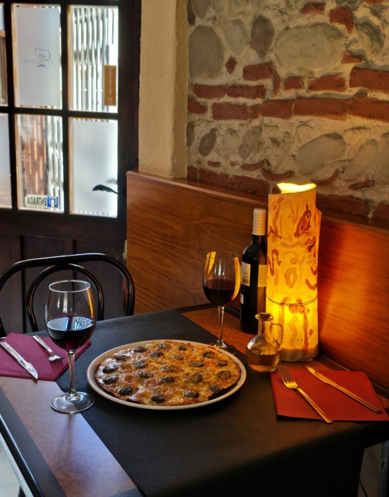 Mesa de restaurante con pizza