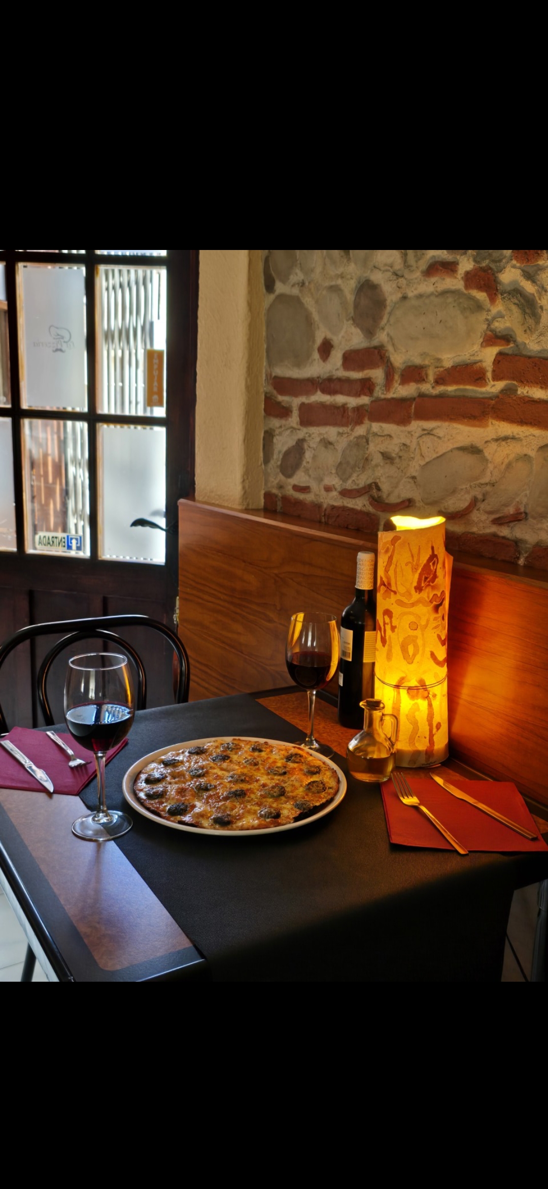 Mesa de restaurante con pizza