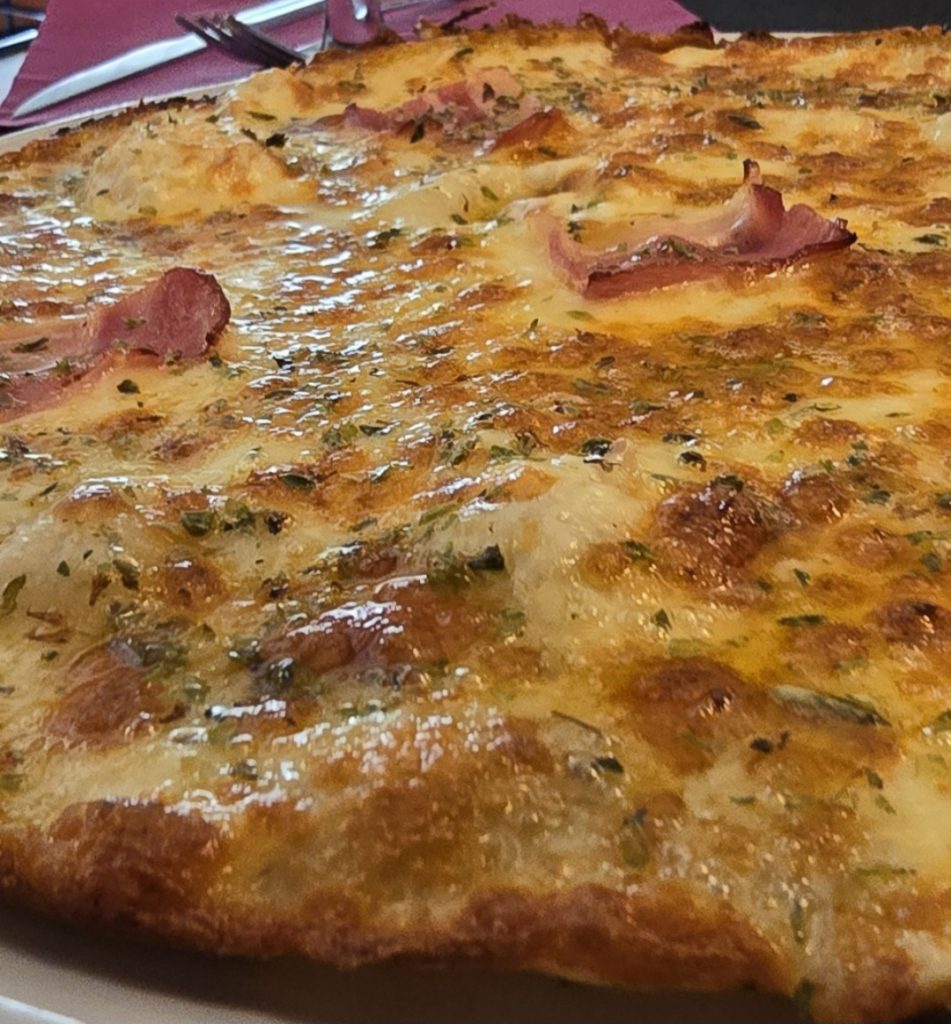 Pizza con queso y jamón