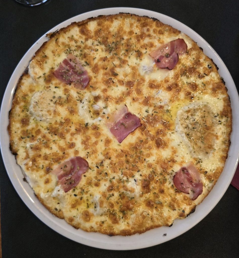 Pizza con jamón y queso