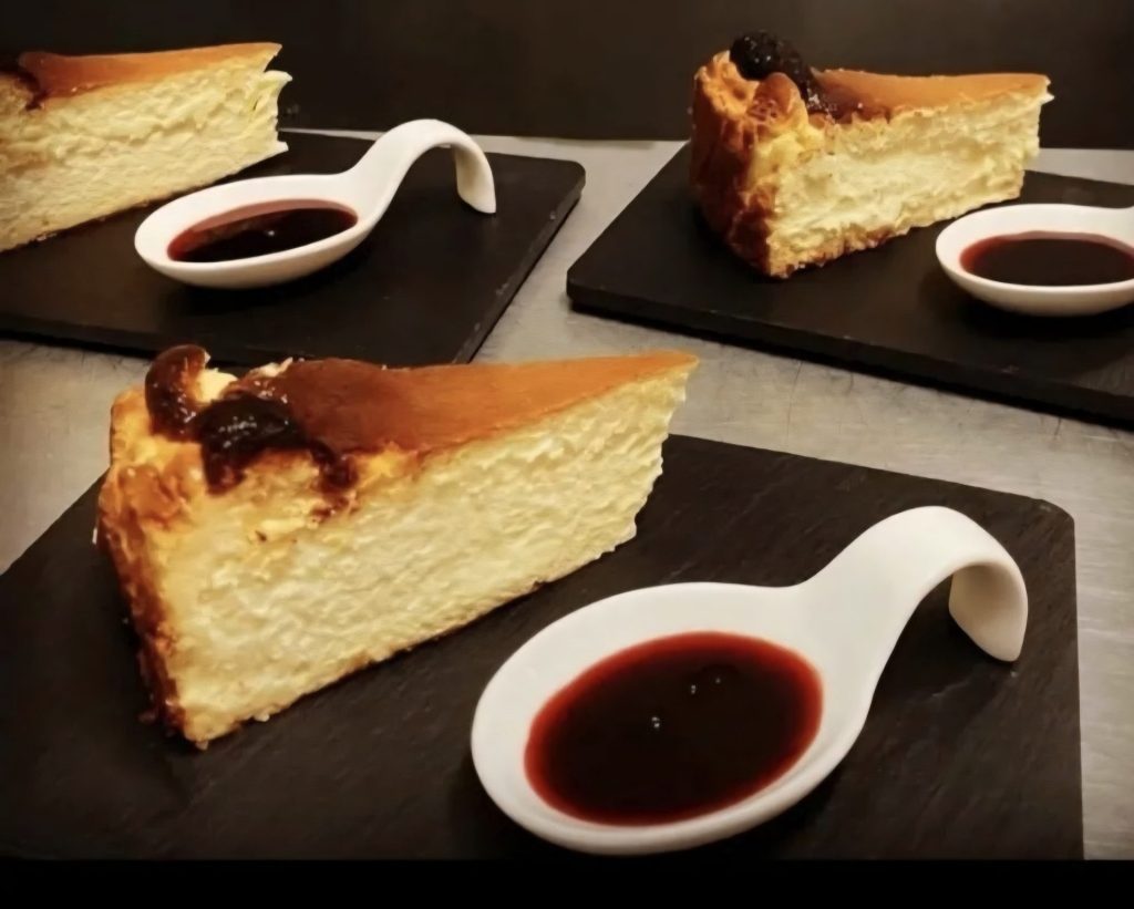 Tarta de queso con salsa