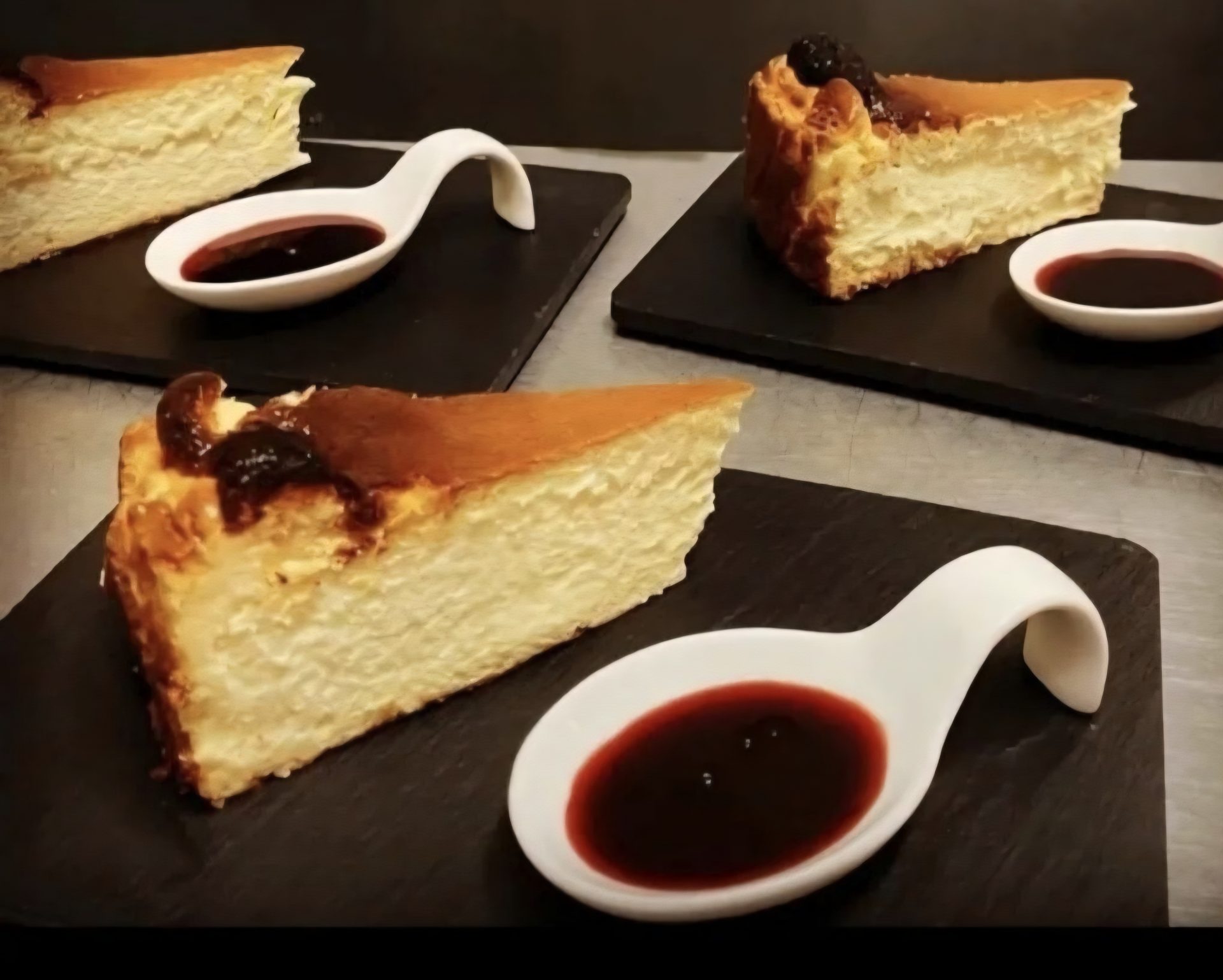 Tarta de queso con salsa