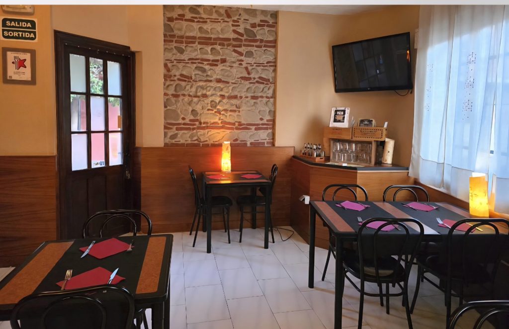 Restaurante acogedor con mesas