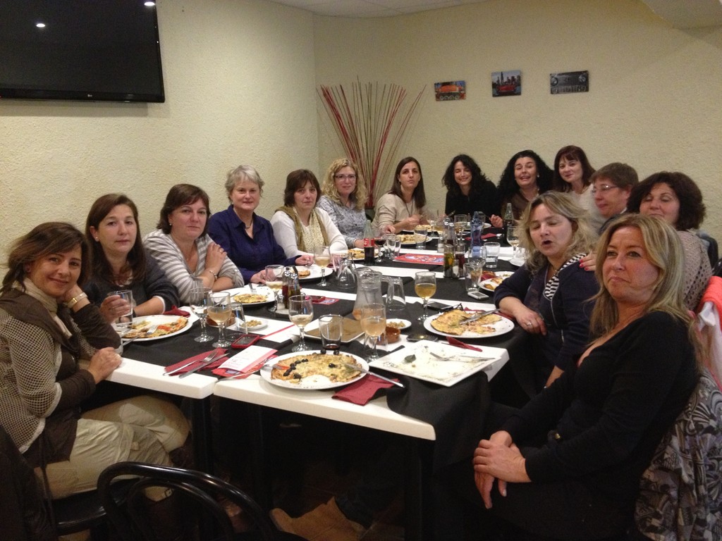 Mujeres cenando en restaurante