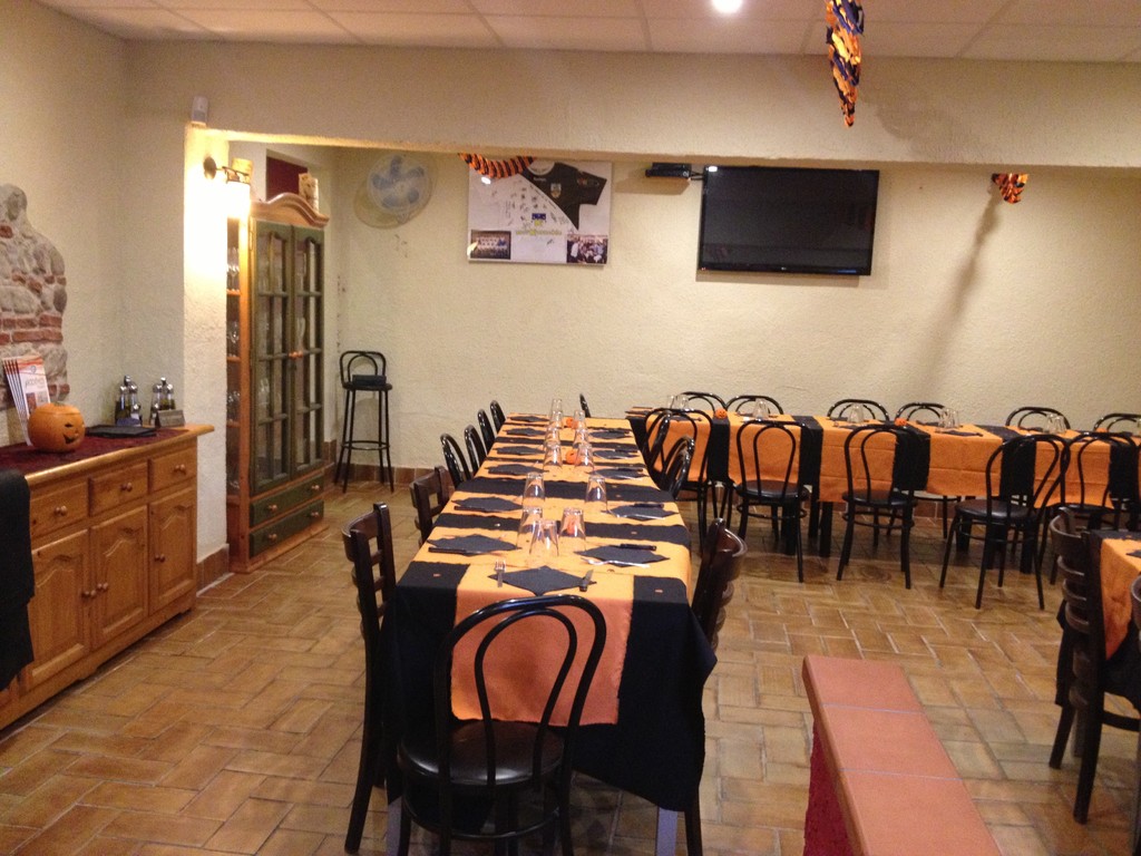 Comedor decorado en naranja y negro