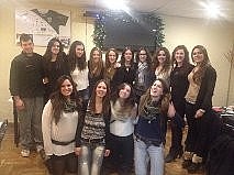 Grupo de personas posando juntas