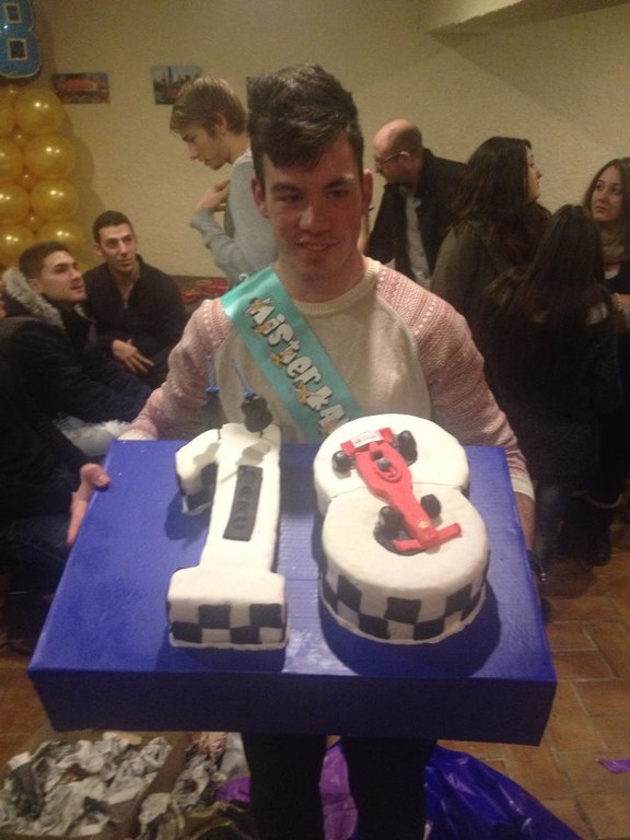 Cumpleaños número dieciocho con pastel