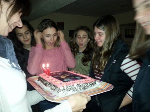 Celebración de cumpleaños con pastel