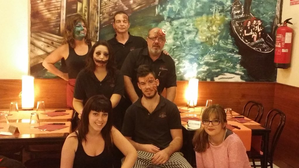 Grupo de personas maquilladas festive