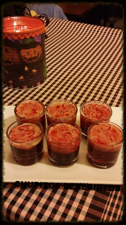 Vasos de gelatina roja