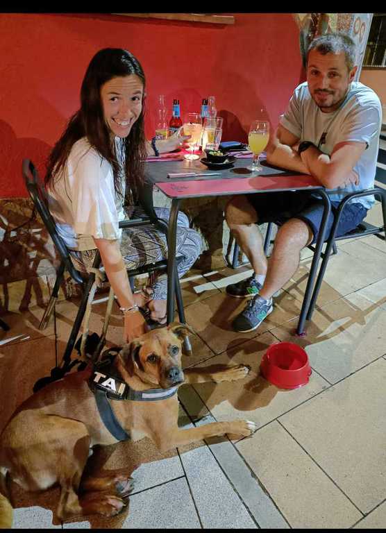 Mesa con pareja y perro